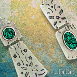 Σκουλαρίκια χειροποίητα ορειχάλκινα, κρεμαστά με πράσινες πέτρες & ανάγλυφα σχέδια, ασημί