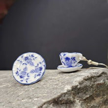 Φόρτωσε την φωτογραφία στο Gallery viewer, Σκουλαρίκια μινιατούρα σερβίτσιο με μπλε λουλούδια, πιάτο 2,5cm με φλυτζάνι &amp; πιατάκι