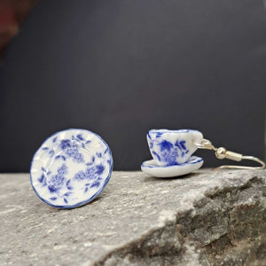 Σκουλαρίκια μινιατούρα σερβίτσιο με μπλε λουλούδια, πιάτο 2,5cm με φλυτζάνι & πιατάκι