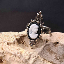 Φόρτωσε την φωτογραφία στο Gallery viewer, Δαχτυλίδι καμέο ρυθμιζόμενο, μαύρο φόντο - λευκή γυναικεία φιγούρα, ασημί 1805231