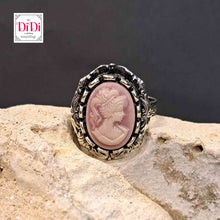 Φόρτωσε την φωτογραφία στο Gallery viewer, Δαχτυλίδι καμέο ρυθμιζόμενο, ροζ φόντο και γυναικεία φιγούρα, ασημί 1805233