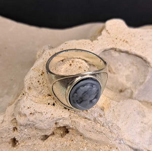Δαχτυλίδι καμέο, μαύρο φόντο - γκρι γυναικεία φιγούρα, ασημί 18052317