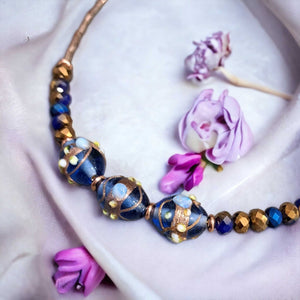 Κολιέ κοντό με ροζ χρυσό γυάλινες χάντρες 1mm και χειροποίητες, μπλε χάντρες Murano