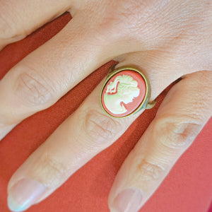 Δαχτυλίδι καμέο, κοραλί φόντο - λευκή γυναικεία φιγούρα, χρυσό αντικέ νο10