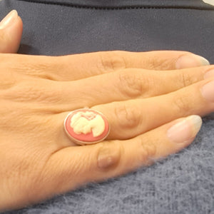 Δαχτυλίδι καμέο, κοραλί φόντο - λευκή γυναικεία φιγούρα, ασημί νο9