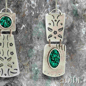 Σκουλαρίκια χειροποίητα ορειχάλκινα, κρεμαστά με πράσινες πέτρες & ανάγλυφα σχέδια, ασημί