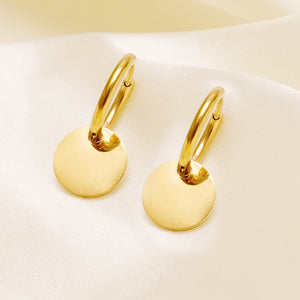 Σκουλαρίκια ατσάλινα, κρίκοι 1.8cm, με κρεμαστά φλουριά, σε κίτρινο χρυσό 0106232