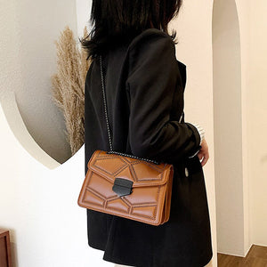 Τσάντα με σχέδιο απο μικρά μεταλλικά τρουκς, κούμπωμα μεταλλικό και αλυσίδα μακρυά, σοκολά 291123223Br