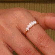 Φόρτωσε την φωτογραφία στο Gallery viewer, Ατσάλινο δαχτυλίδι micro βέργα με μαργαριτάρια, σε κίτρινο χρυσό 30052423
