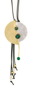 Κολιέ ορειχάλκινο χειροποίητο στοιχείο στρογγυλό σε χρυσό-ασημί με πράσινες πέτρες, με μαύρο κορδόνι