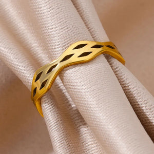 Ατσάλινο δαχτυλίδι Νο6 με κυματοειδές σχέδιο, σε κίτρινο χρυσό