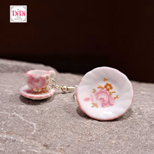 Φόρτωσε την φωτογραφία στο Gallery viewer, Σκουλαρίκια μινιατούρα σερβίτσιο τριαντάφυλλα ροζ, πιάτο 2,5cm με φλυτζάνι &amp; πιατάκι