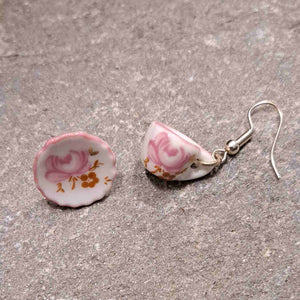 Σκουλαρίκια μινιατούρα σερβίτσιο ροζ - καφέ τριαντάφυλλα, κουπίτσα & πιατάκι μικρό 1,8cm