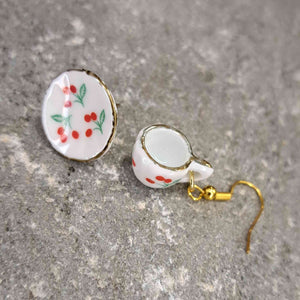 Σκουλαρίκια μινιατούρα σερβίτσιο κερασάκια κόκκινα, κουπίτσα & πιατάκι μικρό 1,8cm
