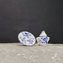 Φόρτωσε την φωτογραφία στο Gallery viewer, Σκουλαρίκια μινιατούρα σερβίτσιο μπλε λουλούδια, πιάτο 2,5cm με ζαχαριέρα με καπάκι