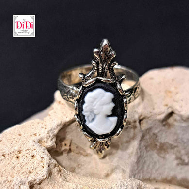 Δαχτυλίδι καμέο ρυθμιζόμενο, μαύρο φόντο - λευκή γυναικεία φιγούρα, ασημί 1805231