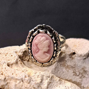 Δαχτυλίδι καμέο ρυθμιζόμενο, ροζ φόντο και γυναικεία φιγούρα, ασημί 1805233
