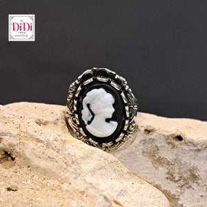 Δαχτυλίδι καμέο ρυθμιζόμενο, μαύρο φόντο - λευκή γυναικεία φιγούρα, ασημί 1805234