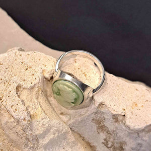Δαχτυλίδι καμέο, πράσινο φόντο και γυναικεία φιγούρα, ασημί 1805237