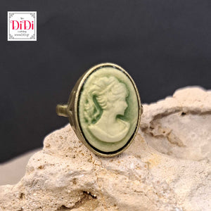 Δαχτυλίδι καμέο, πράσινο φόντο και γυναικεία φιγούρα, μπρονζέ αντικέ 1805238