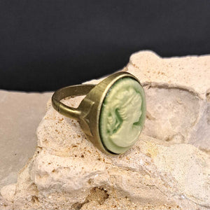 Δαχτυλίδι καμέο, πράσινο φόντο και γυναικεία φιγούρα, μπρονζέ αντικέ 1805238