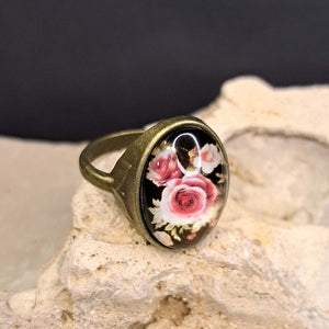 Δαχτυλίδι, γυάλινος θολος, με κόκκινα τριαντάφυλλα, σε μπρονζέ αντικέ 1805239