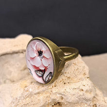 Φόρτωσε την φωτογραφία στο Gallery viewer, Δαχτυλίδι, γυάλινος θολος, με ροζ τριαντάφυλλα, σε μπρονζέ αντικέ 18052310