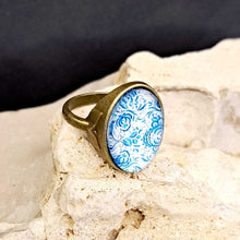 Φόρτωσε την φωτογραφία στο Gallery viewer, Δαχτυλίδι, γυάλινος θολος, με μπλε φλοράλ2, σε μπρονζέ αντικέ 18052313