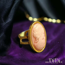 Φόρτωσε την φωτογραφία στο Gallery viewer, Δαχτυλίδι ατσάλινο καμέο 13mm x 18mm, ροζ γυναικεία φιγούρα, κίτρινο χρυσό