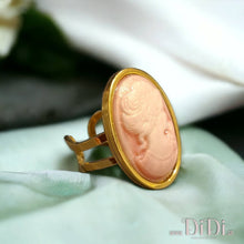 Φόρτωσε την φωτογραφία στο Gallery viewer, Δαχτυλίδι ατσάλινο καμέο 13mm x 18mm, ροζ γυναικεία φιγούρα, κίτρινο χρυσό