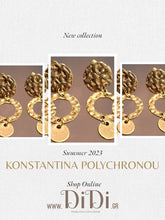 Φόρτωσε την φωτογραφία στο Gallery viewer, Σκουλαρίκια ατσάλινα κρεμαστά σφυρίλατα, στρογγυλά με φλουράκι, κίτρινο χρυσό