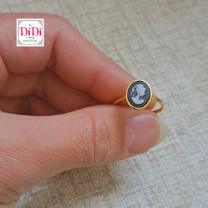 Δαχτυλίδι ατσάλινο καμέο 8mm x 10mm, μαύρο με λευκή γυναικείο πρόσωπο, κίτρινο χρυσό 1012235