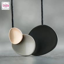 Φόρτωσε την φωτογραφία στο Gallery viewer, Κολιέ μακρύ με μεταλλικά στοιχεία σε ασημί-ανθρακί-χρυσο αντικέ, με μαύρο κορδόνι 09032414