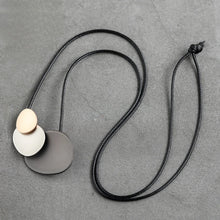 Φόρτωσε την φωτογραφία στο Gallery viewer, Κολιέ μακρύ με μεταλλικά στοιχεία σε ασημί-ανθρακί-χρυσο αντικέ, με μαύρο κορδόνι 09032414