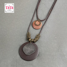 Φόρτωσε την φωτογραφία στο Gallery viewer, Κολιέ μακρύ, διπλό με μαύρο ξύλινο &amp; μεταλλικό στοιχείο, σε χρυσό αντικέ, με καφέ κορδόνι 09032412