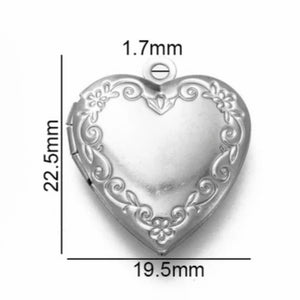 Ατσάλινο κολιέ μενταγιόν ανοιγόμενο, καρδιά 2,2cm με ανάγλυφο σχέδιο, σε ασημί 28032419