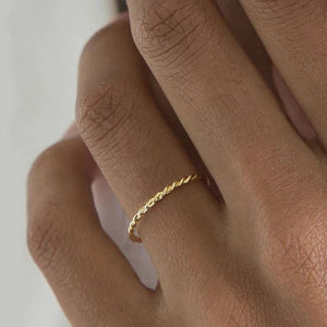 Ατσάλινο δαχτυλίδι micro βέργα στριφτή, σε κίτρινο χρυσό 20032426