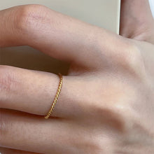 Φόρτωσε την φωτογραφία στο Gallery viewer, Ατσάλινο δαχτυλίδι micro βέργα στριφτή, σε κίτρινο χρυσό 20032426