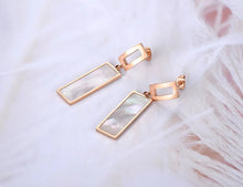 Φόρτωσε την φωτογραφία στο Gallery viewer, Ατσάλινα σκουλαρίκια καρφάκι στενόμακρο λευκό φίλντισι, σε ροζ χρυσό