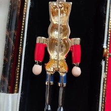 Φόρτωσε την φωτογραφία στο Gallery viewer, Καρφίτσα Χριστουγεννιάτικη - Μολιβένιος Στρατιώτης