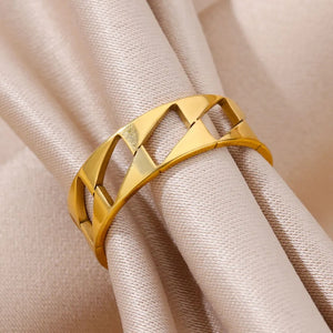 Ατσάλινο δαχτυλίδι Νο7 με γεωμετρικό σχέδιο, σε κίτρινο χρυσό
