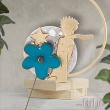 Φόρτωσε την φωτογραφία στο Gallery viewer, Κολιέ ορειχάλκινο χειροποίητο, μακρύ με στοιχείο Μικρός Πρίγκηπας με δερμάτινο λουλούδι μπλε, σε ασημί - χρυσό &amp; καφέ κορδόνι