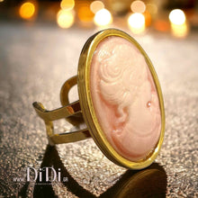 Φόρτωσε την φωτογραφία στο Gallery viewer, Δαχτυλίδι ατσάλινο καμέο 18mm x 25mm, ροζ γυναικεία φιγούρα, κίτρινο χρυσό