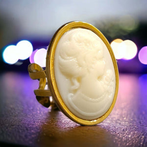 Δαχτυλίδι ατσάλινο καμέο 18mm x 25mm, εκρού γυναικεία φιγούρα, κίτρινο χρυσό