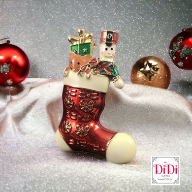 Καρφίτσα Χριστουγεννιάτικη - μπότα κόκκινη με σμάλτο και δώρα