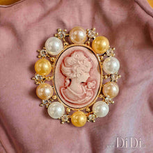 Φόρτωσε την φωτογραφία στο Gallery viewer, Καρφίτσα καμέο (Cameo) ρετρό, με ροζ φιγούρα σε σκούρο ροζ φόντο, στρας και πέρλες, χρυσό αντικέ 1204249