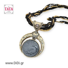 Φόρτωσε την φωτογραφία στο Gallery viewer, Κολιέ κοντό με χάντρες και στρογγυλό στοιχείο, μαύρο, 2207242