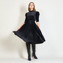 Φόρτωσε την φωτογραφία στο Gallery viewer, Φόρεμα πλισέ με μανίκι 3/4 με ελαφρώς φουσκωτούς ώμους, μαύρο