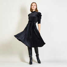 Φόρτωσε την φωτογραφία στο Gallery viewer, Φόρεμα πλισέ με μανίκι 3/4 με ελαφρώς φουσκωτούς ώμους, μαύρο