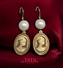 Φόρτωσε την φωτογραφία στο Gallery viewer, Σκουλαρίκια ατσάλινα καμέο (Cameo) καφέ με γυάλινη πέρλα, 18mm x 13mm σε κίτρινο χρυσό, 2910255